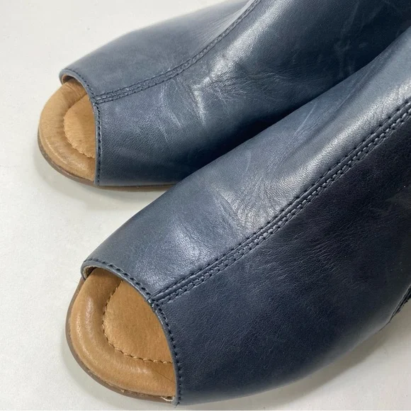 Earth Kristy Admiral Blue Leather Heel Zipper Velcro Sandals 7.5 B - Picture 16 of 16